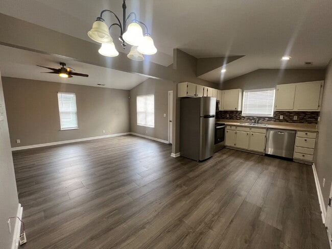 Building Photo - "Charming 3-Bedroom Retreat with 2 Full Baths in the Heart of Branson!"