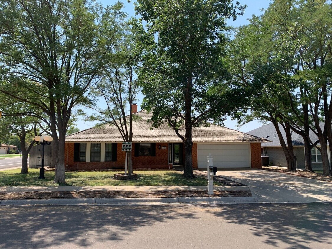 Primary Photo - Nice 4 Bedroom 2.5 Bath home