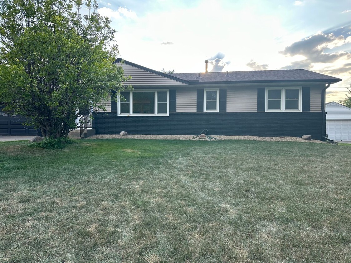 Foto principal - Updated 3 BR/2 BA home in a great Eagan ne...