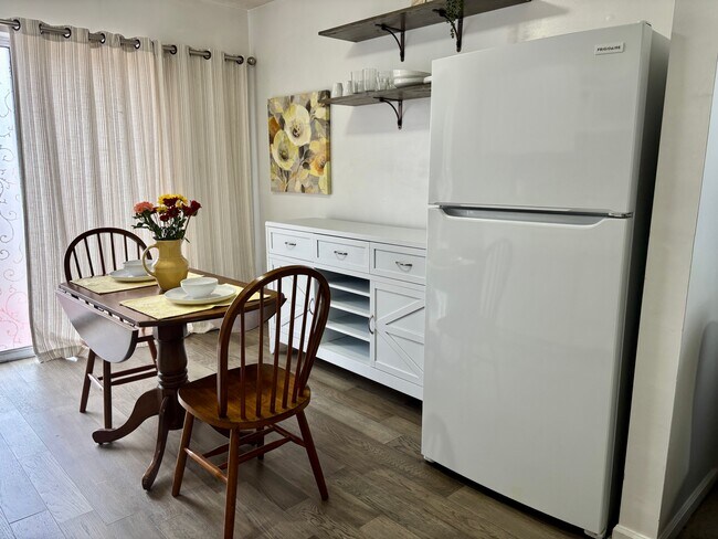 Área de comedor y refrigerador de tamaño completo. - 2840 Hollymead Dr
