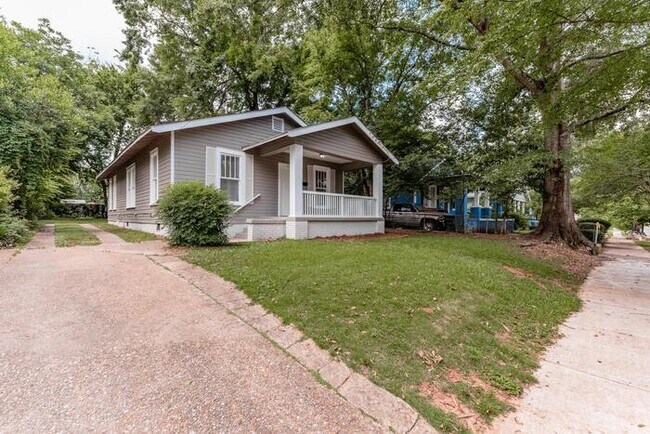 Building Photo - $500 off first month or Amazon Gift Card b...