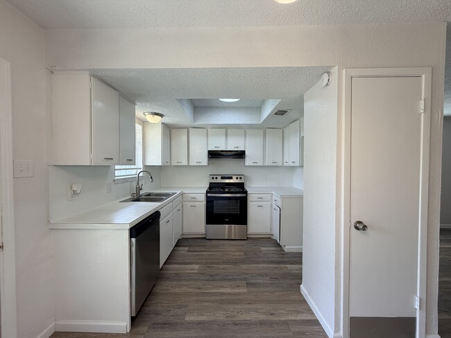 Building Photo - 3704 La Paz Dr