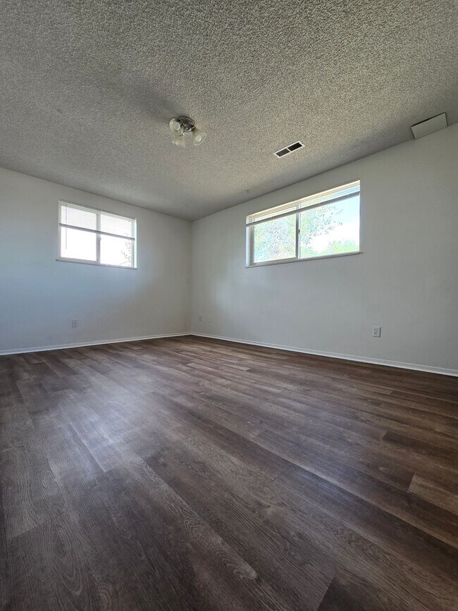 Foto del edificio - Duplex in Country setting! New paint and Flooring!