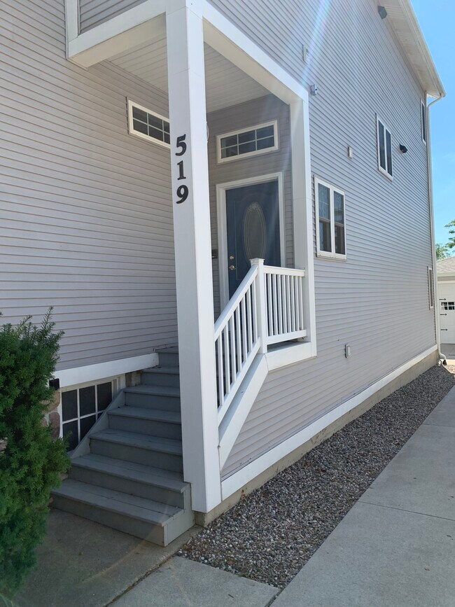 Entry to apartment. - 519 Fairview Ave NE