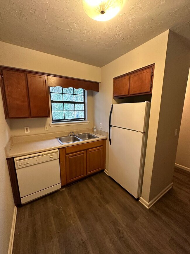 Foto del edificio - 3 bed 3 bath townhomes available Mid-July
