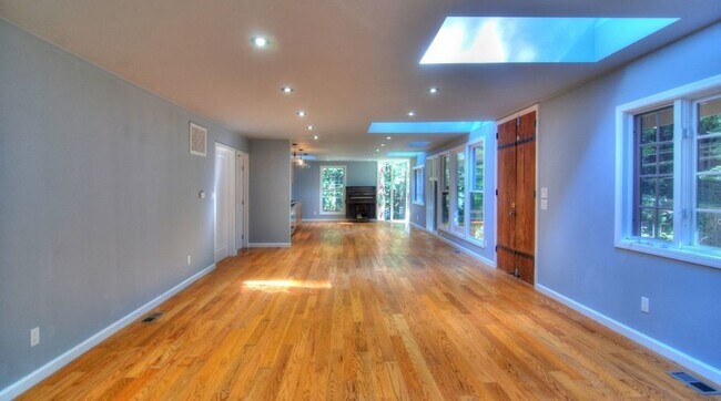 Building Photo - Two bedroom Newly Renovated La Londa Gem