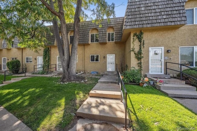 Photo - Updated spacious townhouse in prime location!