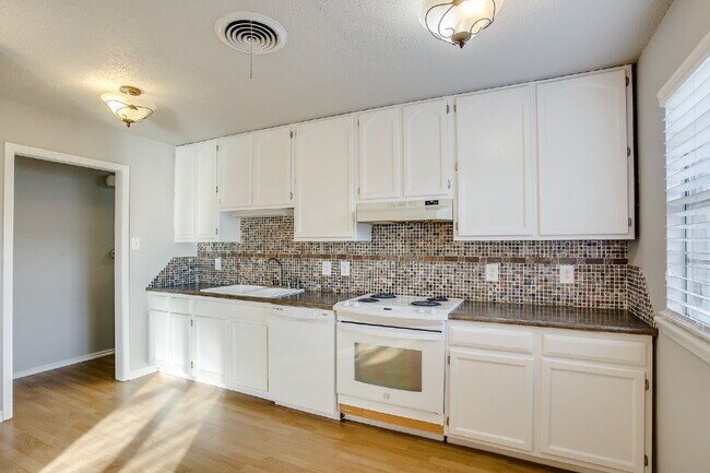 Foto del edificio - Unique Home With Lots of Flair Located In ...