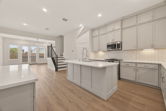 Building Photo - 910 W 21st St