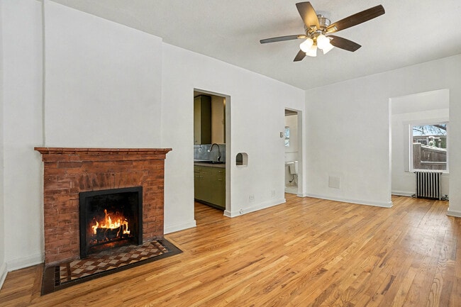 Living room - 2122 Hooker St