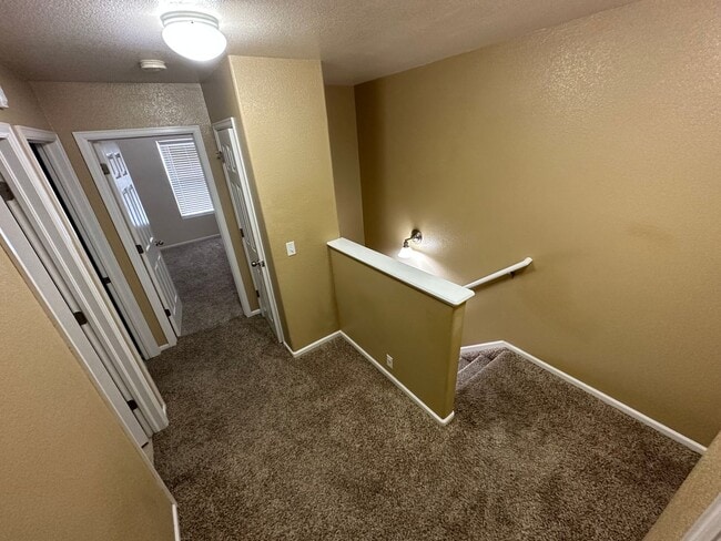 Building Photo - Beautiful 3 Bed/2.5 Bath Townhome at Bluff...