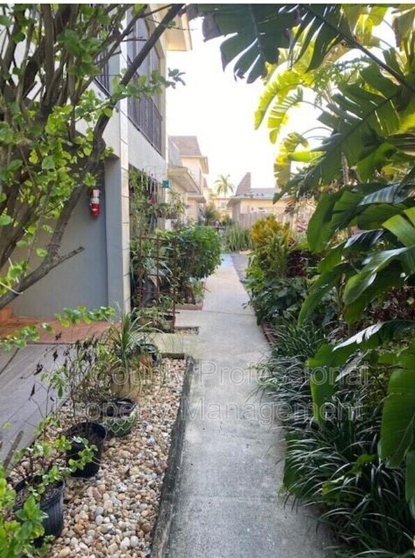 Foto principal - 2452 Taylor St