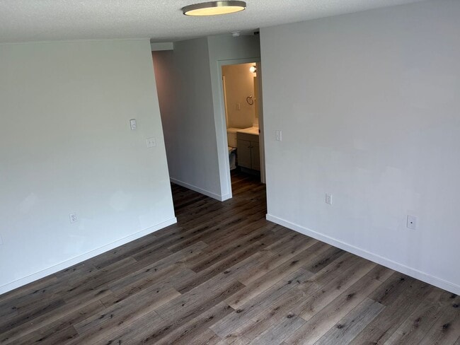 Building Photo - 601 N State St