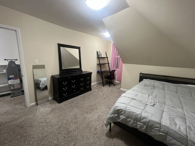 Foto del edificio - 5467 Maple Ave
