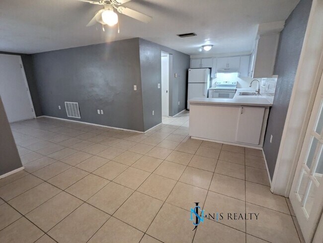 Foto del edificio - Large 1270 Sq. Ft. 3/2/1 tile floors, walk-in-closet, indoor laundry, fenced yard and spacious ki...