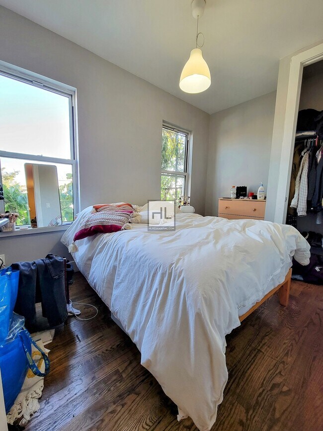 Foto del edificio - Sunny & Spacious Queen-sized 1BR in Ridgew...