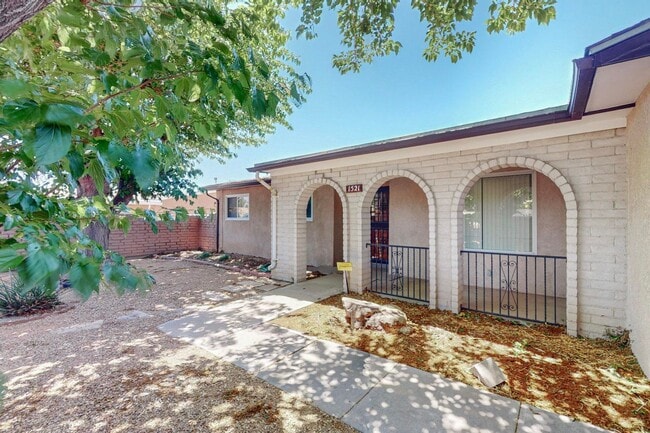 Building Photo - NE 3 Bedroom 2 Bath