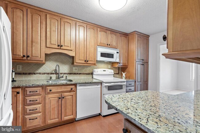Foto del edificio - 8360 Greensboro Dr
