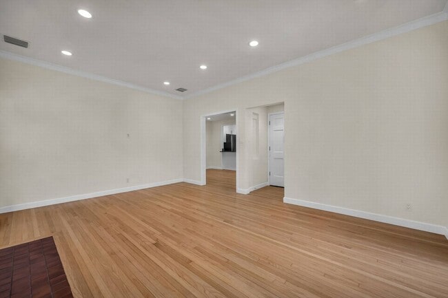 Building Photo - 2828 Avenel St