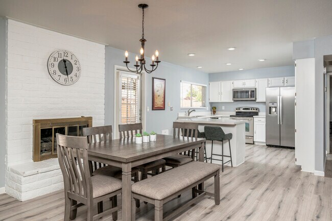 Building Photo - 951 W La Jolla Dr