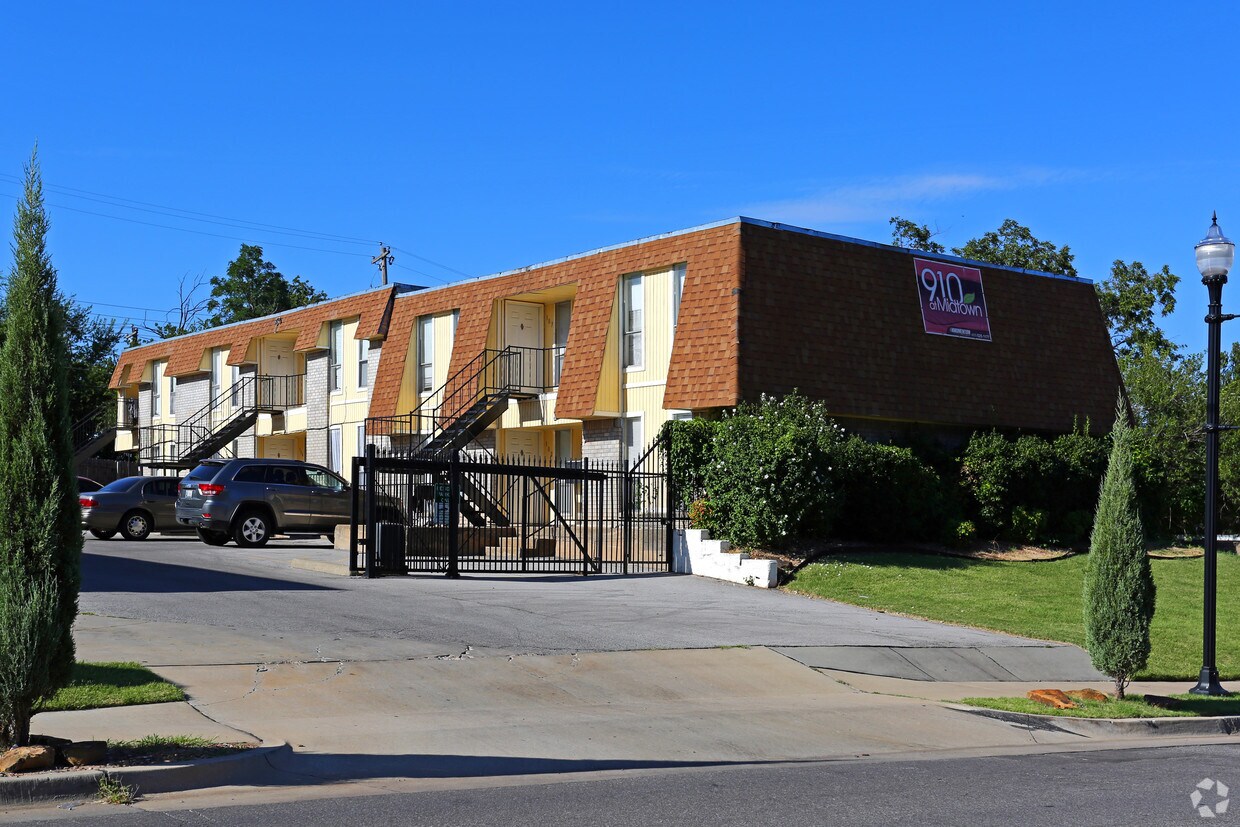 Foto del edificio - NW 10th St & N Classen Blvd