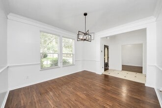 Building Photo - 1605 Spring Glen Ln