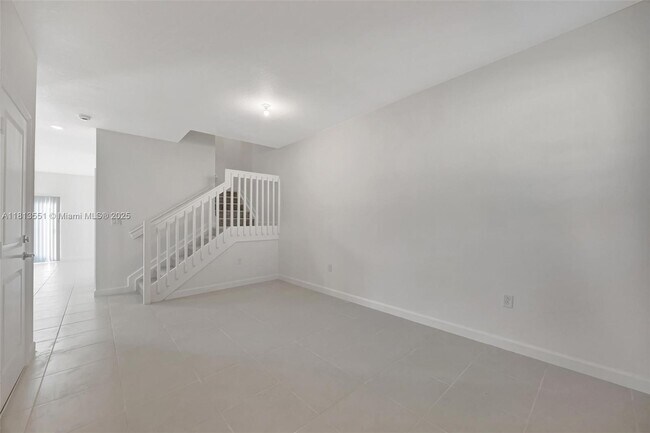 Foto del edificio - 2455 SE 28th St
