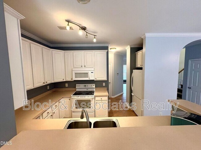 Building Photo - 8417 Aztec Dawn Ct