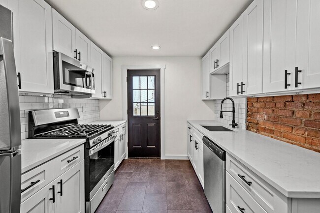 Foto del edificio - AVAILABLE MAY 1ST!! STUNNING 3 BEDROOM, MUST SEE!