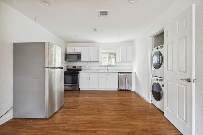 Foto del edificio - 4210 Delhi St