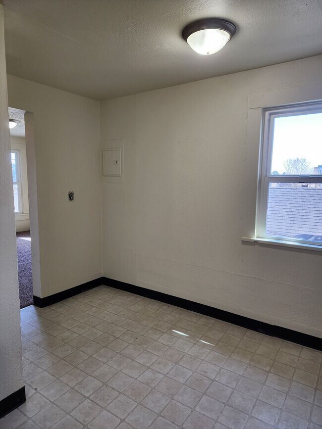 Building Photo - 2nd Story 2 bedroom 1 Bath Duplex- Blocks ...