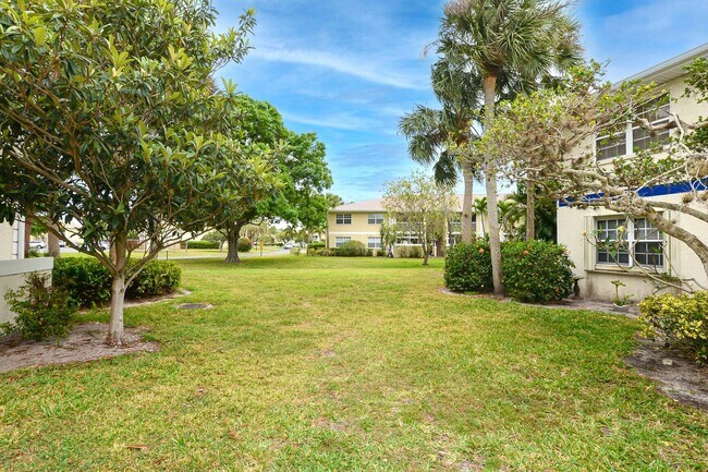 Building Photo - 1530 SE Royal Green Cir