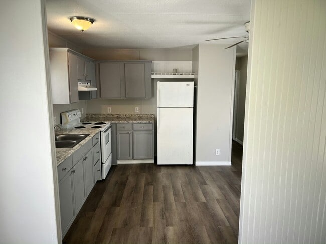 Building Photo - 84 Tower Manor Cir E