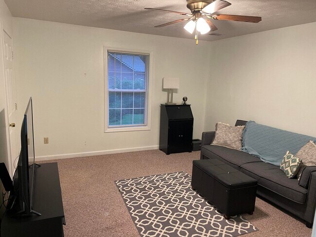 Building Photo - 207 Elm St