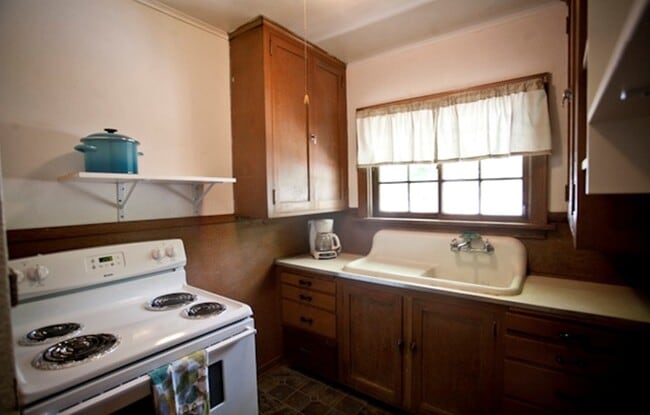 Campus St #B - Kitchen - Slocum Apartments