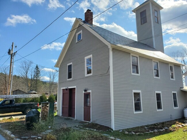 Building Photo - 72 Crescent St