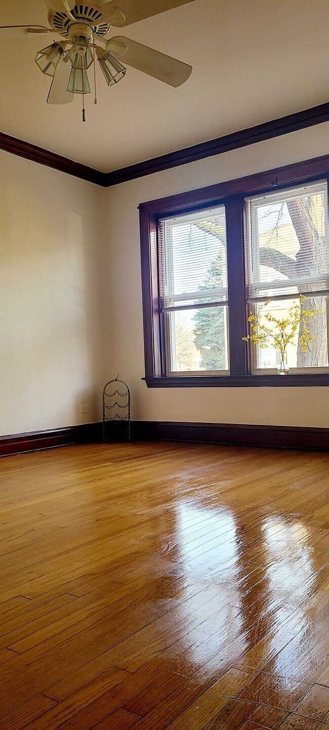 Foto del edificio - 2454 N LeClaire Ave