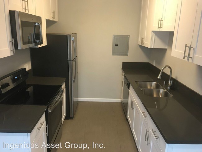 Building Photo - 2 br, 1 bath Apartment - 4248 Russell Ave.