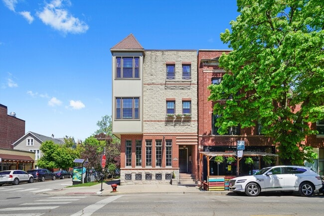 Building Photo - 2024 W Roscoe St