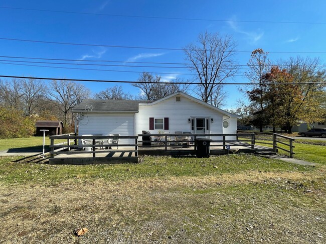 Building Photo - Large Deck