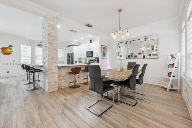 Foto del edificio - 8879 Chestnut Ridge Way