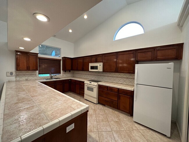 Foto del edificio - Very Spacious South East Visalia Home comi...