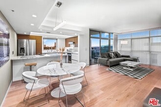 Building Photo - 13700 Marina Pointe Dr