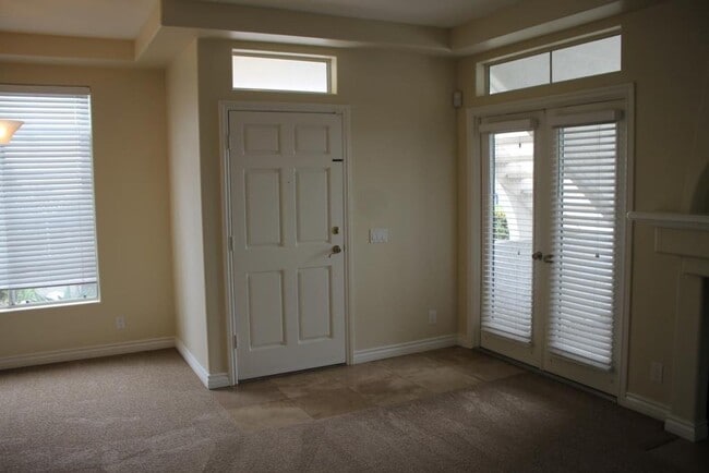 Building Photo - 2Bed/2Bath End Unit in Gated Community~ Ra...