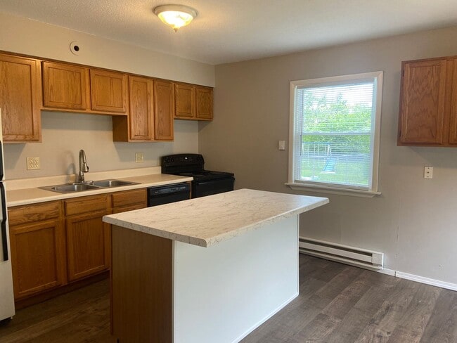 Building Photo - Spacious 2 Bedroom, 1.5 Bath Duplex for Rent!