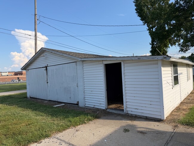Building Photo - 1711 W Main St