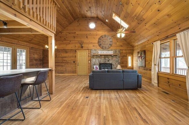 Foto del edificio - 1762 Burke Hollow Rd