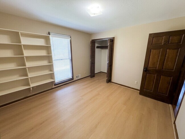 Foto del edificio - 5545 Little Bear Dr