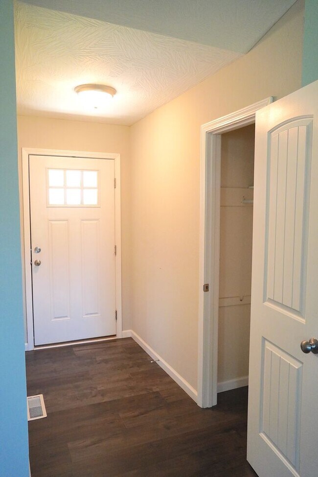 Foto del edificio - Adorable 3-Bed, 2-Bath Home with 2-Car Garage in Prime Location!