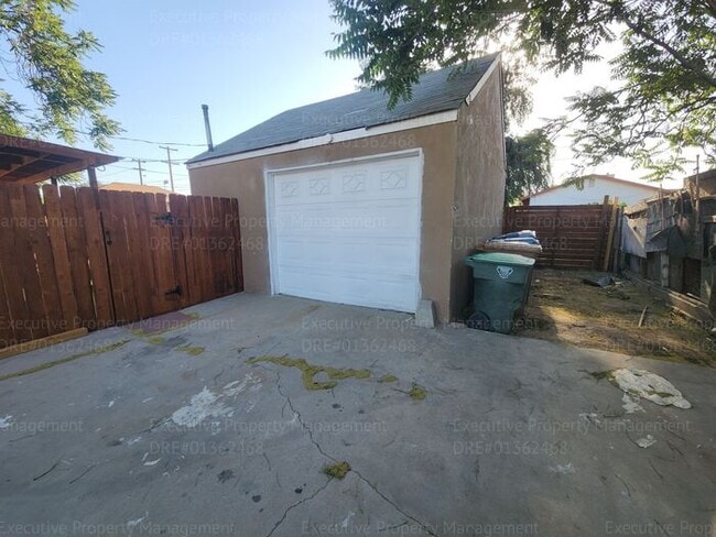 Building Photo - Charming 2 bedroom, 1 bathroom house near ...